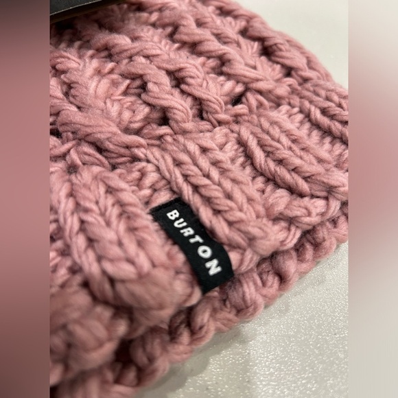 Burton Women\'s Recycled Kismet Beanie Hat Powder Blush Pink Pom Hand Knit NWT